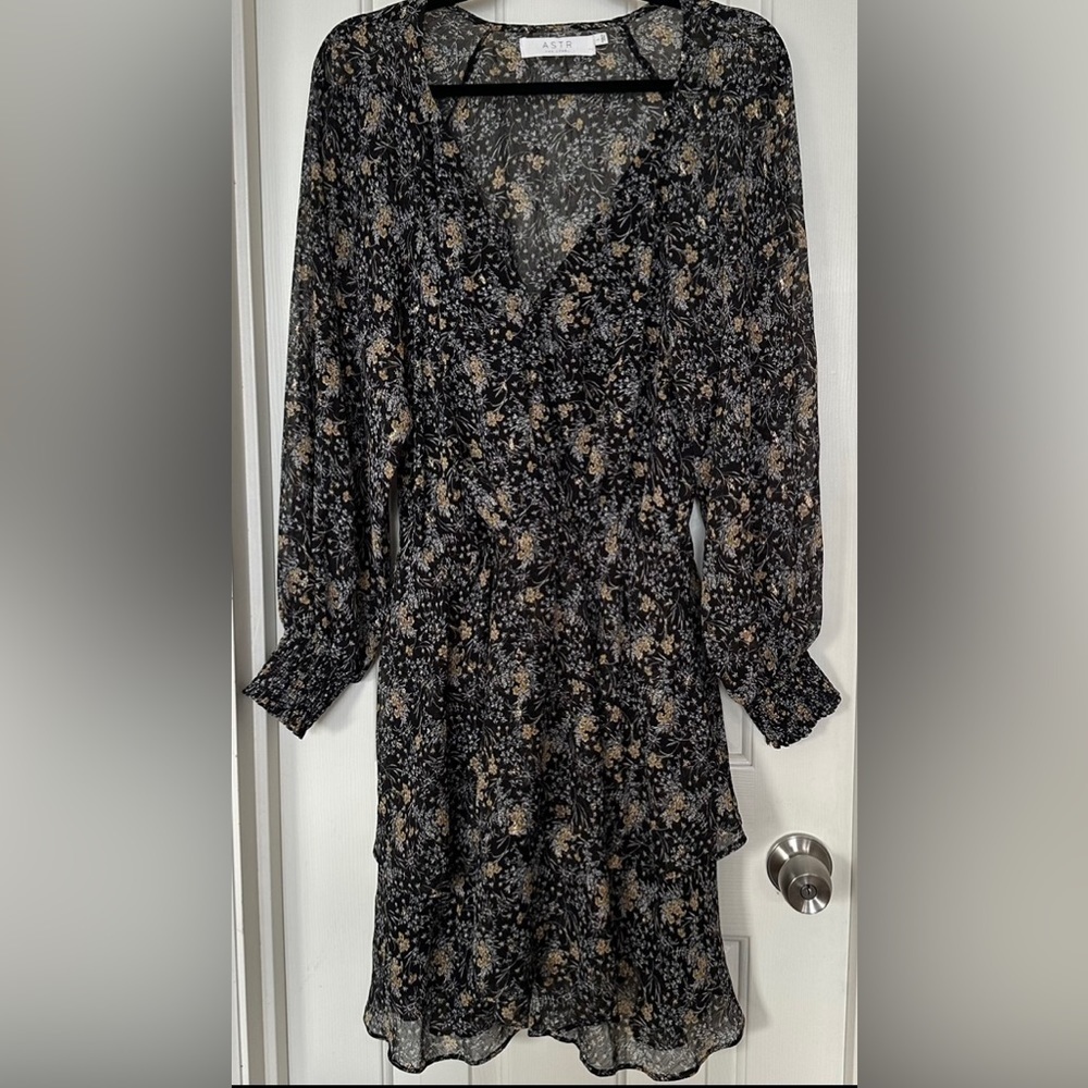 ASTR The Label Womens Black Gold Long Sleeve Tiered Ruffle Floral Dress Size L